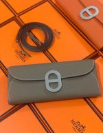 HERMÈS Chaine d'Ancre To Go wallet in Blue Indigo Epsom | Chicly Hub