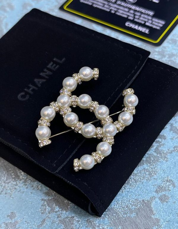 CHANEL Pearl Crystal Nefertiti CC Brooch Gold | Chicly Hub