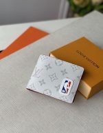 The LTIPLE wallet and LVxNBA Multiple wallet are from the Louis Vuitton and NBA joint capsule series, using Monogram canvas to accentuate NBA leather patches. The compact body contains multiple card slots and compartments, and can be easily stowed in any pocket. Detailed features, 11.5 x 9 x 1.5 cm (Length x Height x Width) Monogram coated canvas fabric lining, cowhide leather trim, card compartment, compartment for banknotes and receipts, side compartment for receipts, business card compartment ,