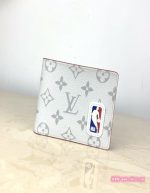 The LTIPLE wallet and LVxNBA Multiple wallet are from the Louis Vuitton and NBA joint capsule series, using Monogram canvas to accentuate NBA leather patches. The compact body contains multiple card slots and compartments, and can be easily stowed in any pocket. Detailed features, 11.5 x 9 x 1.5 cm (Length x Height x Width) Monogram coated canvas fabric lining, cowhide leather trim, card compartment, compartment for banknotes and receipts, side compartment for receipts, business card compartment ,