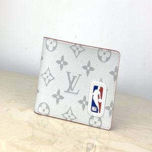 The LTIPLE wallet and LVxNBA Multiple wallet are from the Louis Vuitton and NBA joint capsule series, using Monogram canvas to accentuate NBA leather patches. The compact body contains multiple card slots and compartments, and can be easily stowed in any pocket. Detailed features, 11.5 x 9 x 1.5 cm (Length x Height x Width) Monogram coated canvas fabric lining, cowhide leather trim, card compartment, compartment for banknotes and receipts, side compartment for receipts, business card compartment ,