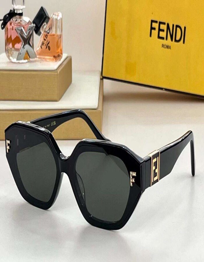 Fendi sunglasses | Chicly Hub